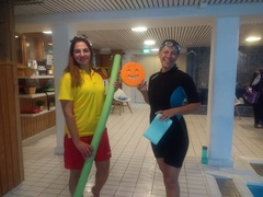 Hankkeen uinninvalvoja Mirna Nadra ja uimaopettaja Dilek Kirgiz, syksy 2021 Hankkeen uinninvalvoja Mirna Nadra ja uimaopettaja Dilek Kirgiz, syksy 2021