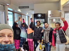 Hankkeen työntekijä Triit Salem ja Lieksan uimaryhmäläisiä 2021 Hankkeen työntekijä Triit Salem ja Lieksan uimaryhmäläisiä 2021