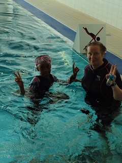 Keski-Espoon kesän 2022 uimakoulun osallistuja ja uimaopettaja Raisa Keski-Espoon kesän 2022 uimakoulun osallistuja ja uimaopettaja Raisa